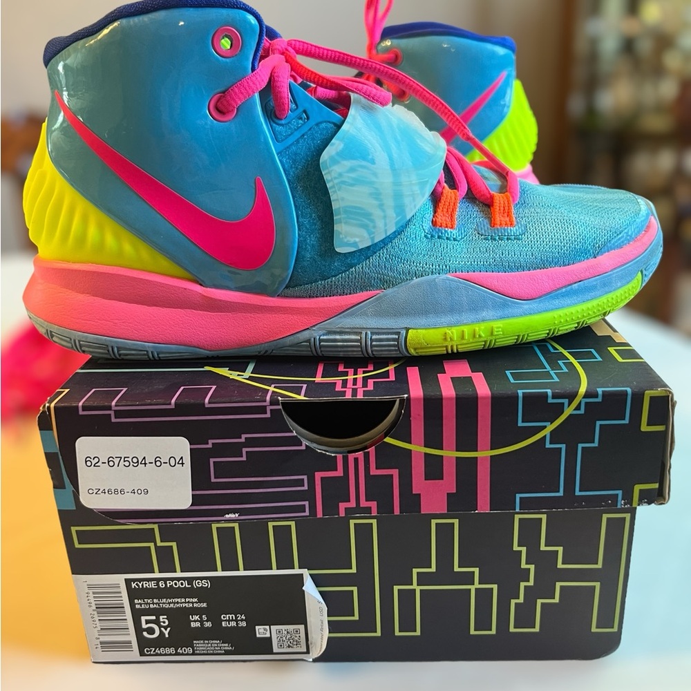 Kyrie 6 pool basketball shoes. Comes with extra laces